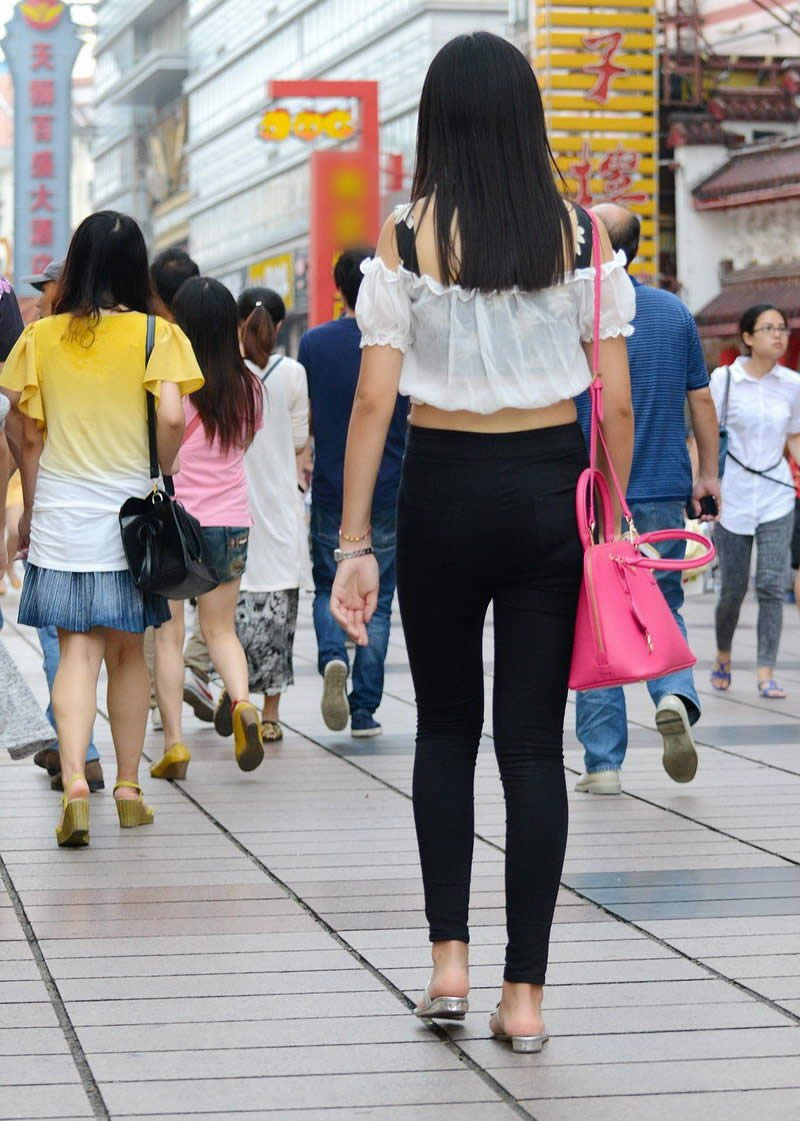 紧身裤美女透视装小蛮腰引诱重庆步行街街拍写真