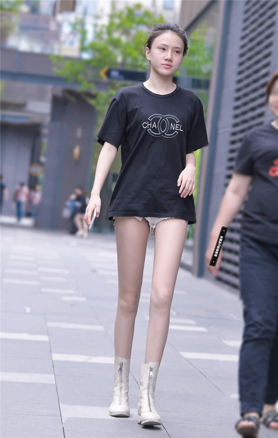 身高腿长的日本嫩模白净大长腿蜿蜒细长靓丽街拍图片