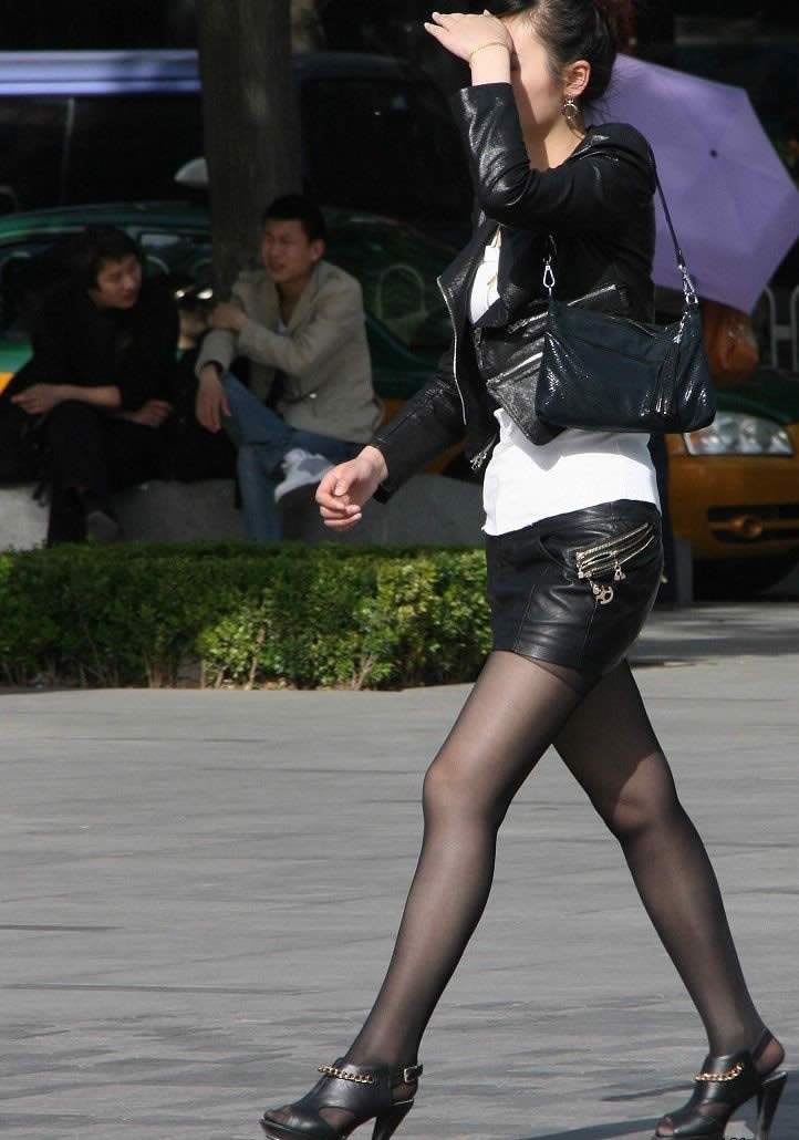 杭州新世纪街拍美女情味黑丝袜超短裙引诱写真