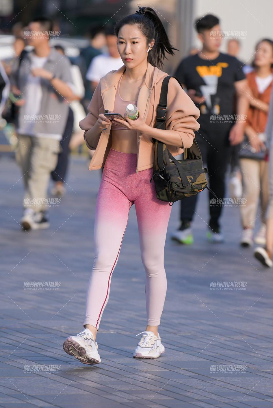 粉色瑜伽裤美女