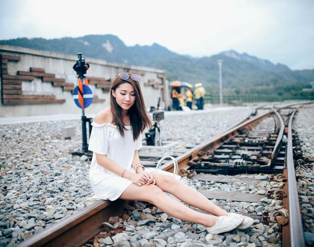 长腿美女Mongchin Yeoh时髦街拍写真